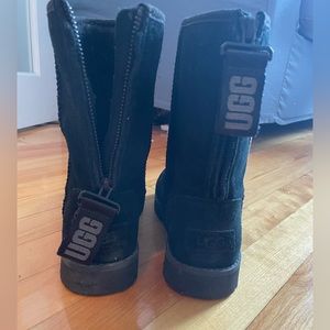 Black zipper UGG’s